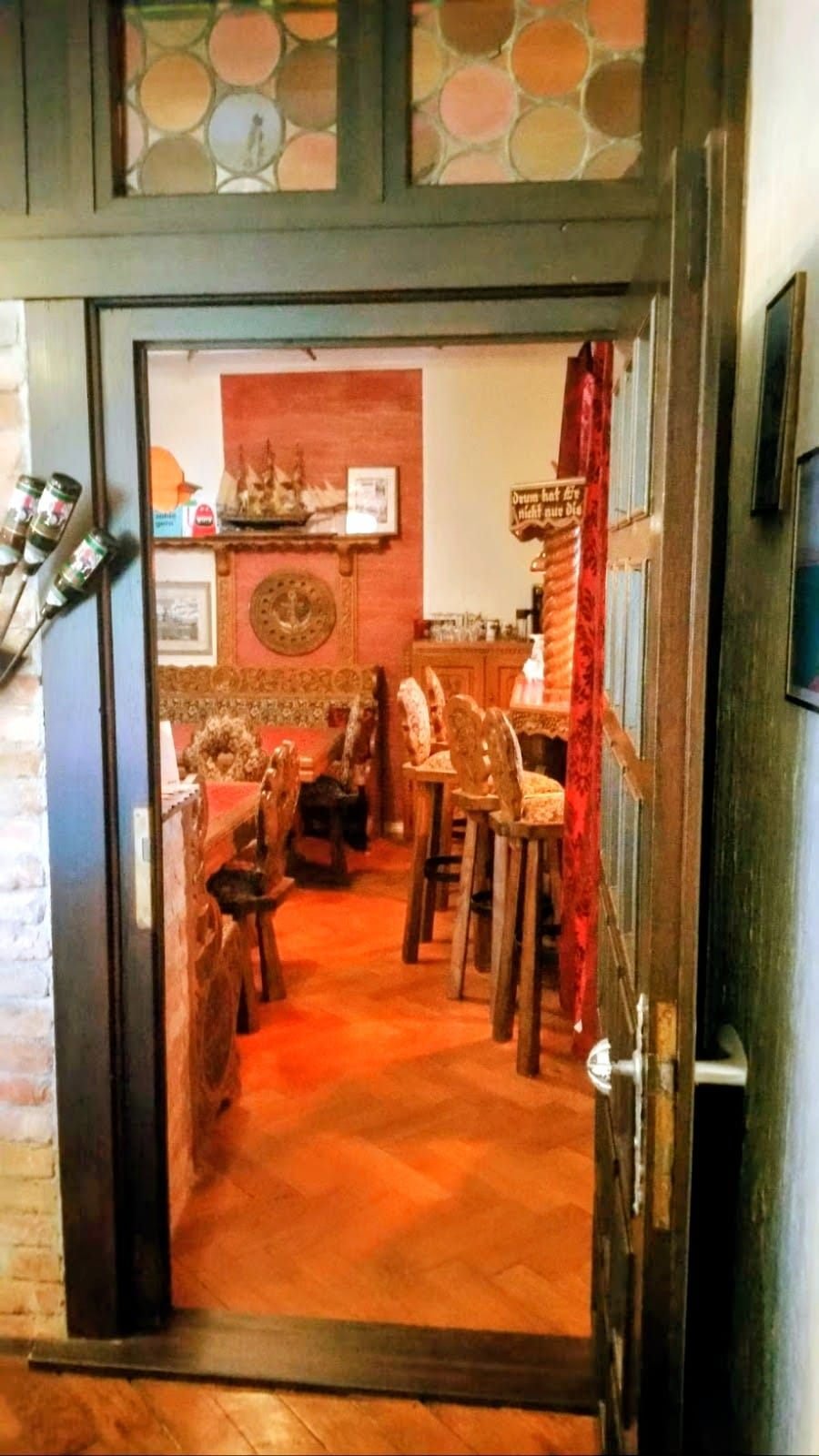 Blick durch die Tür in die Bar