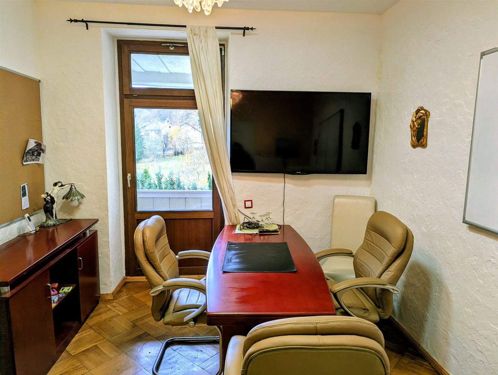 Meetingraum Kaiserschloss mit Besprechungstisch und Bildschirm