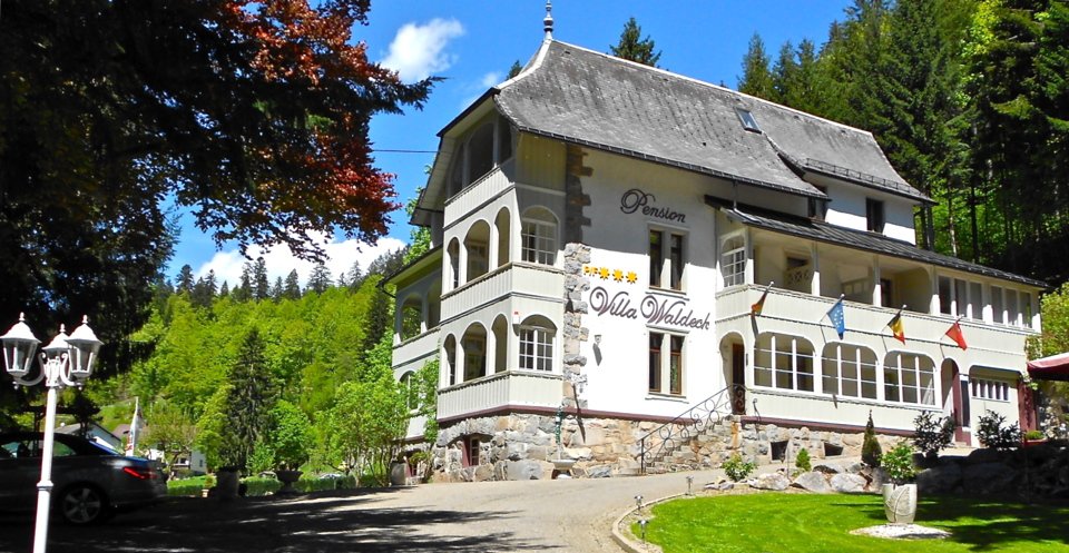Die Pension Villa Waldeck, eine historische Villa mit Garten am Waldrand